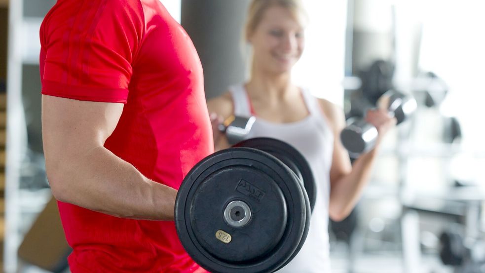 Regelmäßig ins Fitness-Studio gehen: Das schafft man mit Gewohnheiten. Foto: Tobias Hase/dpa-tmn