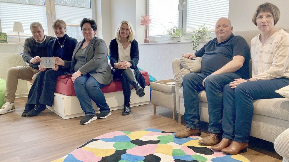 Das Foto zeigt (von links): Ulf Thiele, Dr. Thela Wernstedt, Sandra Groth (Pflegedienstleitung Diakoniestation), Tanja Franzen-Loers (Förderverein), Marcus Schumacher (Geschäftsführer Diakoniestation) sowie Anja Frieling von der Diakoniestation. Foto: Mimkes