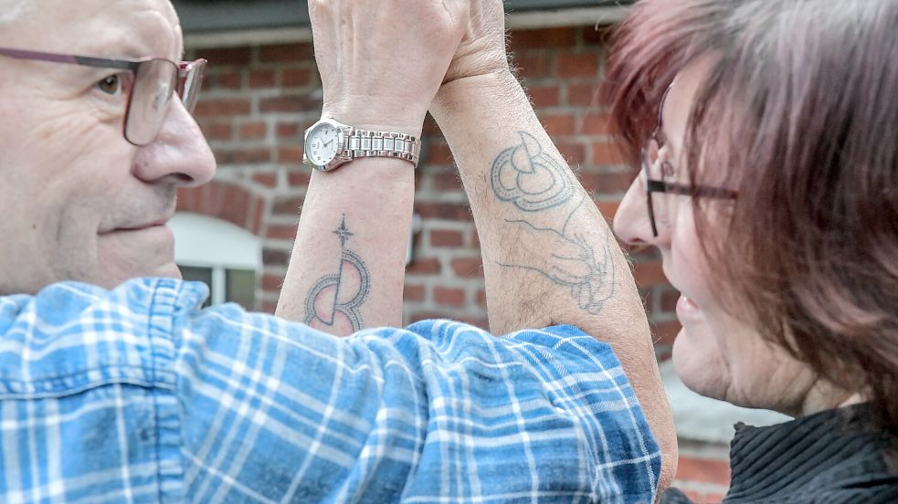 Barbara und Markus Wewer aus Deternerlehe setzen sich für Organspende ein. Durch ihre Organspende-Tattoos auf dem Unterarm kommen sie auch mit fremden Menschen darüber ins Gespräch. Foto: Ortgies