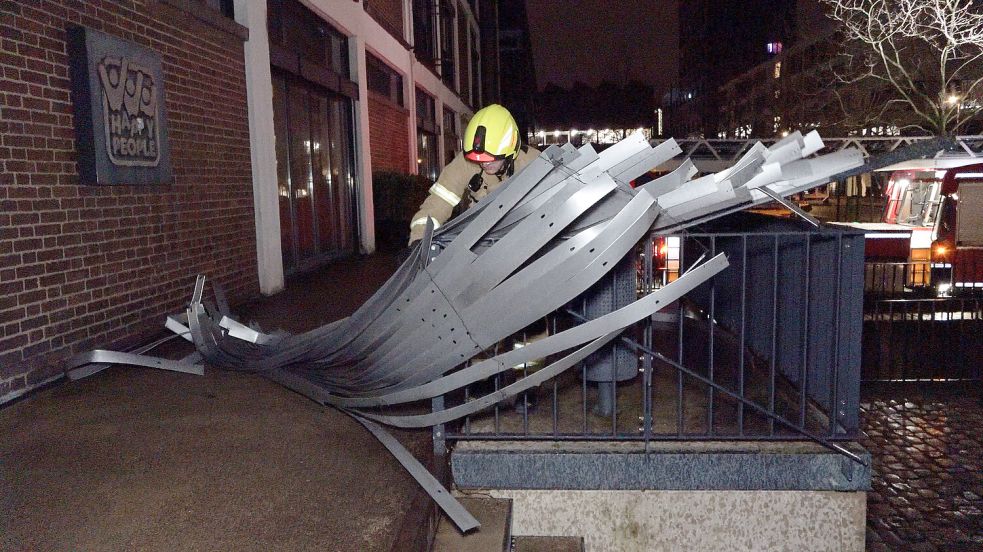 In der Bremer Überseestadt wurden Jalousien aus der Verankerung gerissen. Foto: NWM-TV