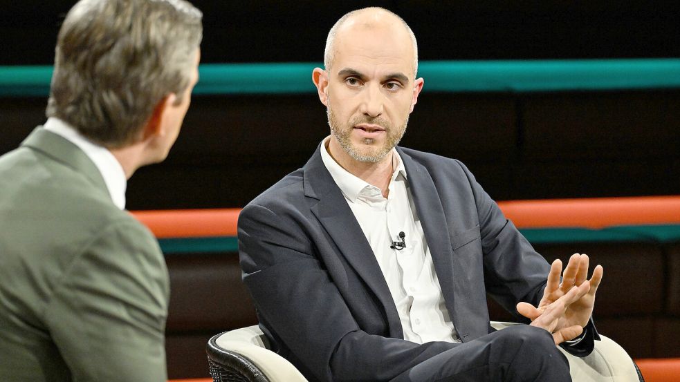 Hannovers Oberbürgermeister Belit Onay (im Bild) ist sich bei Lanz vor allem mit CDU-Politiker Christian Herrgott uneinig: Herrgotts Ausgestaltung der Bezahlkarte sei diskriminierend. Foto: ZDF/Markus Hertrich