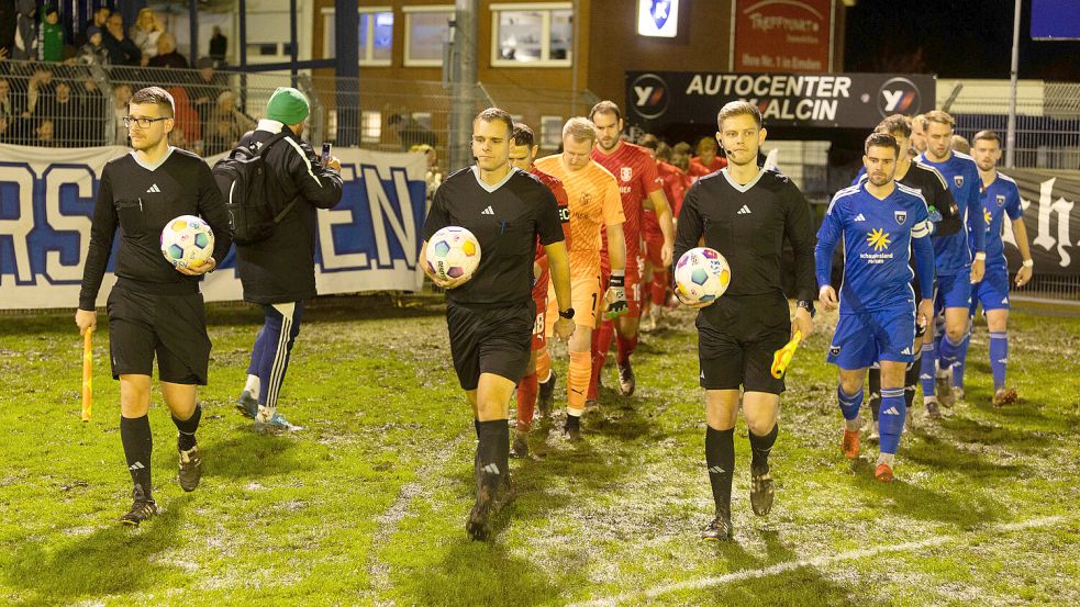 Wenn nicht noch extrem heftige Regenschauer über Emden niedergehen, werden die Fußballmatadoren am Samstag die Kickers-Arena betreten. Das Spielfeld befand sich am Freitag in besserem Zustand als vor der legendären Matschpartie im November gegen den TuS Bersenbrück (Foto). Foto: Doden