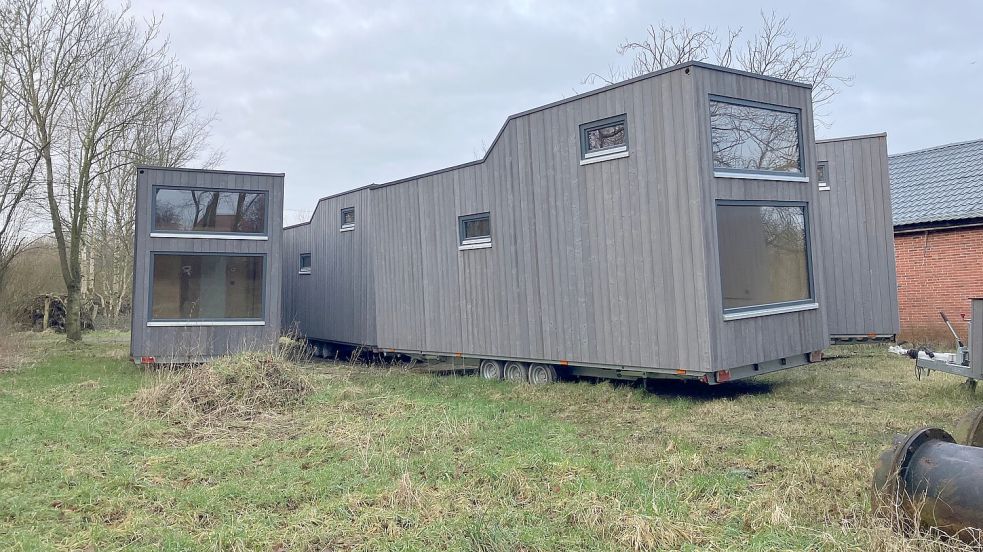 Abgestellt, aber noch nicht eingerichtet: Seit Frühsommer 2023 parken die Tiny-Houses auf dem Campingplatz-Areal. Foto: Schuurman