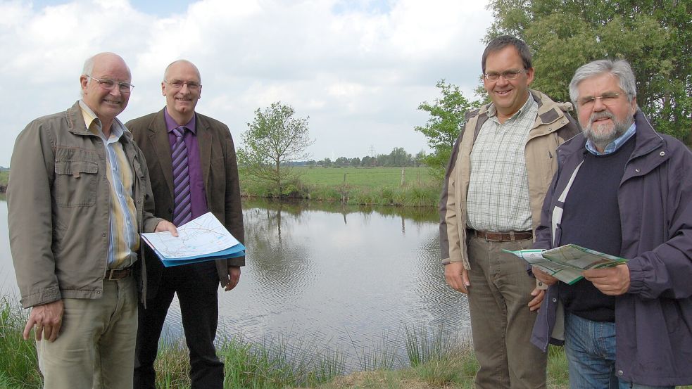 Vor 25 Jahren sollte das Projekt in der Nähe der Autobahn umgesetzt werden. Damals setzten sich der damalige Bauamtsleiter Klaas Cassens (von links) und der damalige Bürgermeister Johann Börgmann aus Ihlow sowie Harm Busemann (Bauamt) und der damalige Bürgermeister Anton Lücht aus Moormerland dafür ein. Foto: Koenen/Archiv
