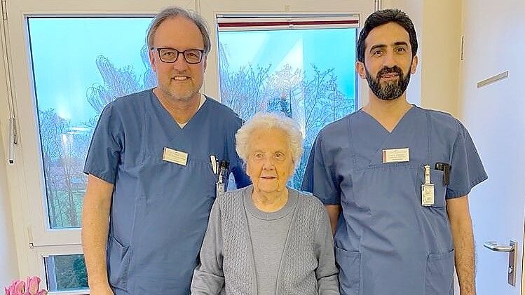 Freuen sich über die erfolgreiche Herzoperation: Chefarzt Dr. Torsten Stein (links), Erika Diekmann und der leitende Oberarzt Louay Alhaiany. Foto: Trägergesellschaft