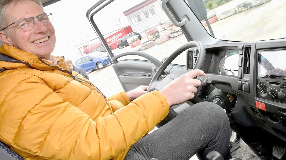 Spediteur Nanno Janssen nimmt für das Foto im Cockpit des neuen Elektro-Lastwagen Platz. Das Armaturenbrett unterscheidet sich nur minimal von dem eines konventionellen LKW. Foto: Ortgies