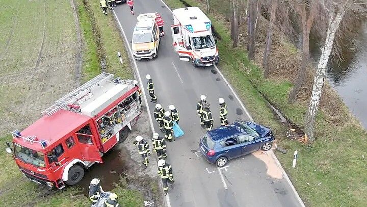 Bei einem schweren Verkehrsunfall auf der Rastdorfer Straße in Spahnharrenstätte erlitt der Fahrer am Freitagvormittag schwere Verletzungen. Fotos: Samtgemeinde Sögel/Feuerwehr