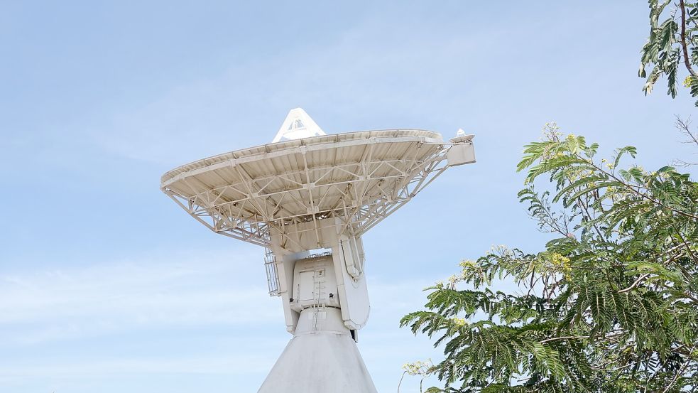 Ein Radioteleskop auf dem Gelände des Weltraumbahnhofs Kourou in Französisch-Guayana. Es ist Teil einer Bodenstation des globalen europäischen Satellitennavigationssystems Galileo. Foto: dpa/Janne Kieselbach