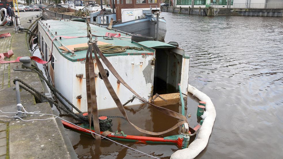 Das Schiff liegt bereits seit einiger Zeit im Auricher Hafen. Nun ließ ein defektes Ventil Wasser in den Innenraum. Foto: Romuald Banik