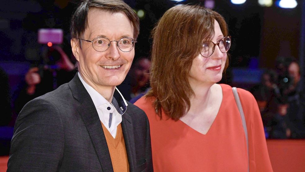 Glücklich verliebt: Bundesgesundheitsminister Karl Lauterbach (SPD) mit Journalistin Elisabeth Niejahr. Foto: JOHN MACDOUGALL