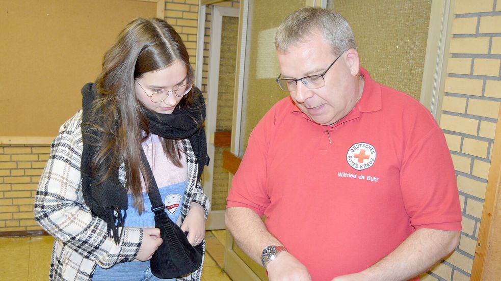 Wilfried de Buhr (rechts) ist Pressesprecher beim Deutschen Roten Kreuz. Er erklärt mir zu Beginn das weitere Vorgehen. Foto: Weers