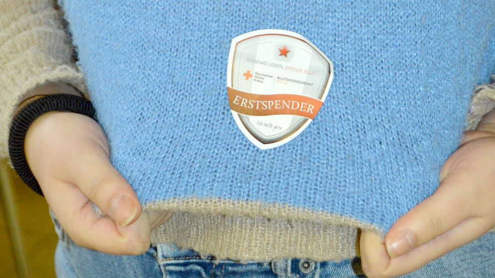Dass ich Erstspenderin bin, darauf weist dieser Kleber hin. Den trage ich, damit die Menschen genauer auf mich achten. Foto: Weers