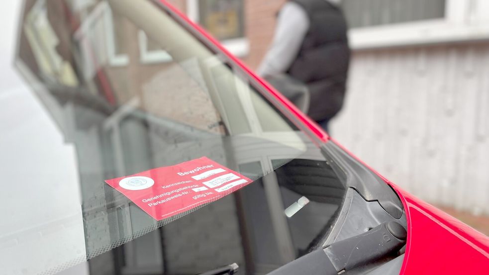 Die rote Farbe signalisiert der Politesse schon von Weitem, dass der Fahrer dieses Wagens berechtigt ist, in der Auricher Altstadt zu parken. Foto: Boschbach