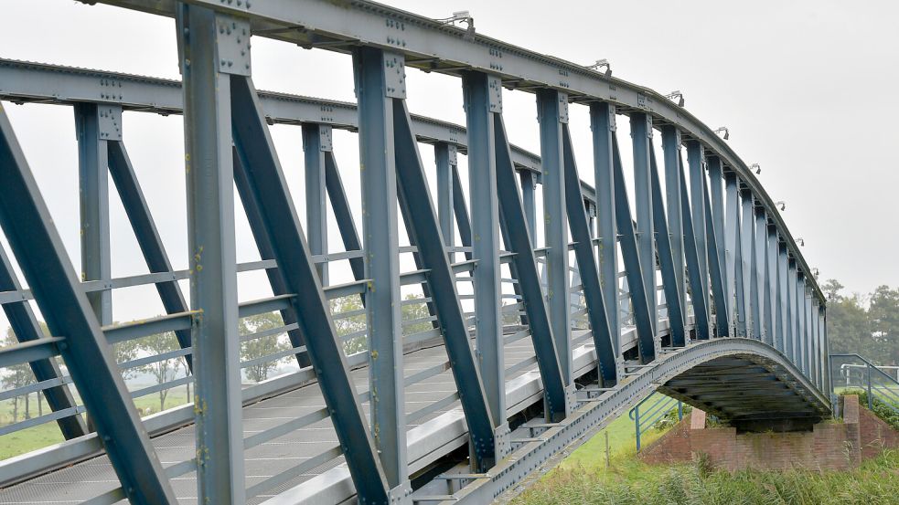 Die 1,80 Meter Spurweite der Ledabrücke in Amdorf bieten eine spannende Überfahrt. Foto: Archiv