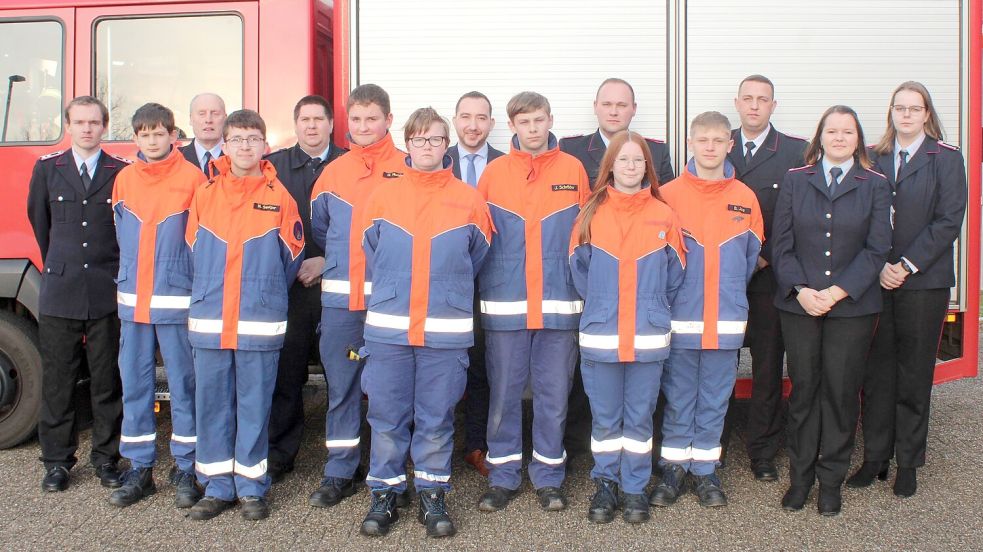 Die Jugendfeuerwehr Holthusen (vorne) begrüßte auf ihrer Jahresversammlung Betreuer und Gäste (hintere Reihe, von links): Betreuer Timo Röskens, Stadtjugendfeuerwehrwart Ewald Freese, stellvertretender Kreisjugendfeuerwehrwart Jens Schmitt, Weeners stellvertretender Bürgermeister Nico Bloem, stellvertretender Stadtbrandmeister Steffen Voss, Ortsbrandmeister Stefan Siemens, stellvertretende Jugendfeuerwehrwartin Janna Schmehl sowie Betreuerin Nicole Groen. Foto: privat