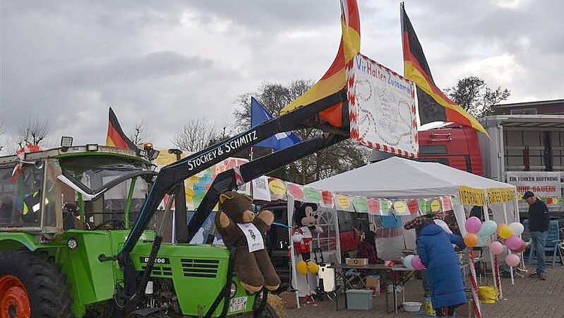 Auf dem Marktplatz in Rhauderfehn hat am Samstagnachmittag eine Kundgebung unter dem Motto „Gemeinsam stark für eine bessere Zukunft!“ begonnen. Foto: Zein