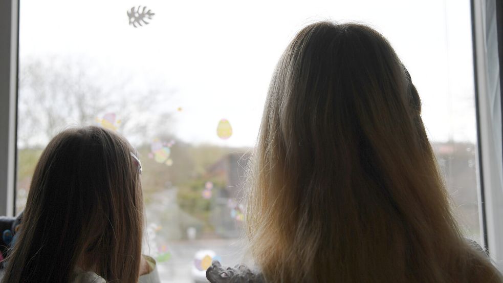 Den Blick aus diesem Fenster können sich eine alleinerziehende Mutter und ihre Tochter nicht mehr lange leisten. Miete und Nebenkosten sind erhöht worden. Foto: Ellinger