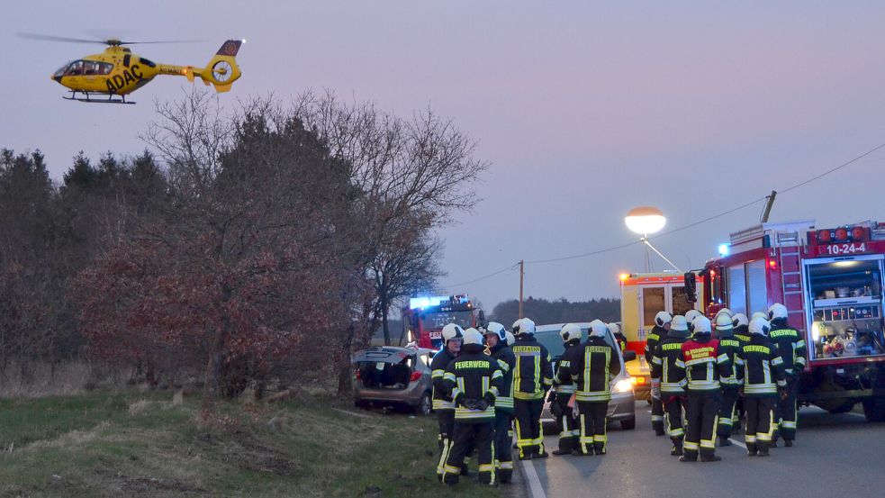 Der schwer verletzte Autofahrer wurde von einem Hubschrauber in eine Klinik geflogen. Foto: Lasse Paulsen