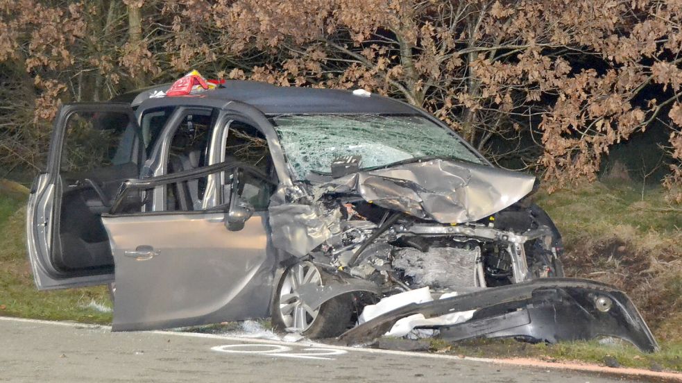 Die Fahrzeuge wurden bei dem Unfall schwer beschädigt. Foto: Lasse Paulsen