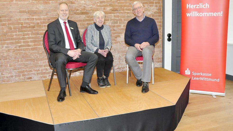Auf der Bühne Platz genommen: Carsten Rinne (Sparkasse Leer-Wittmund, von links), Henriette Remmers und Walter Eberlei (beide Bürgerhaus-Verein). Foto: privat