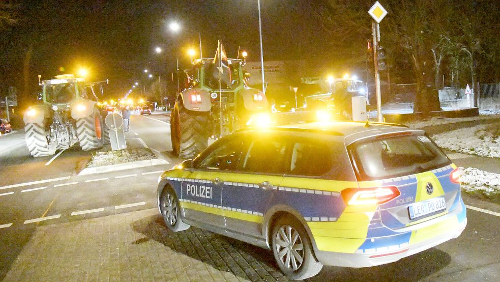 Trecker-Blockaden wie diese in Emden gab es auch im Emsland. Sollte die Polizei die Bauern gewähren lassen? Archivfoto: Ellinger