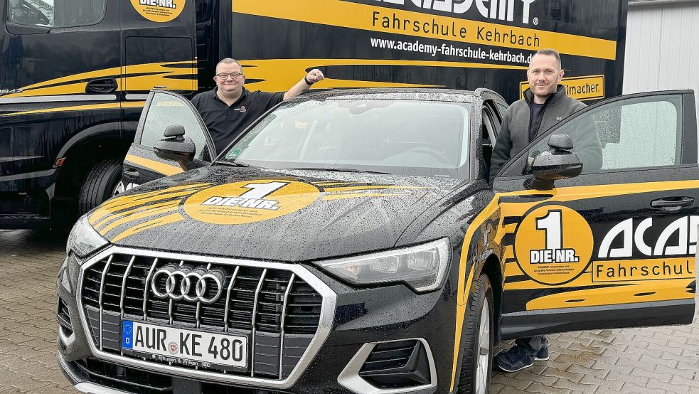 Fahrschulleiter Heiko Weerda (links) und Geschäftsführer Dirk Kehrbach. Foto: Patrick van Hove