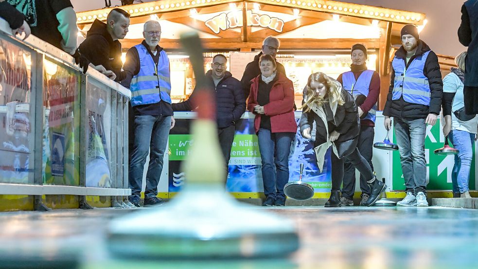 Die Eiszeit Emden könnte sich als Keimzelle für einen bislang kaum verbreitete Sportart entpuppen. Das Eissstockschießen erfreut sich wachsender Beliebtheit. Foto: Ortgies