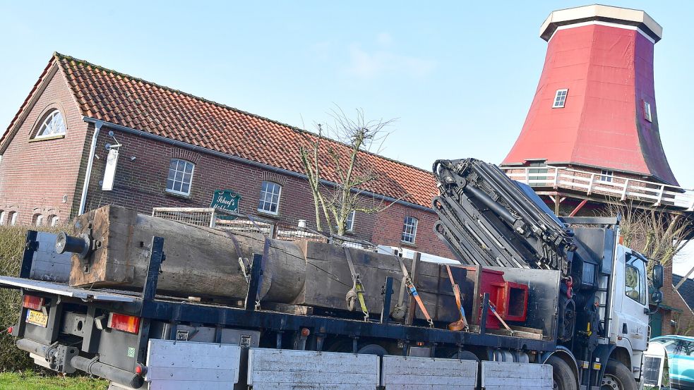 Am Dienstag, 27. Februar 2024, haben die Fachleute aus den Niederlanden die Mühlenwelle abgeholt. Foto: Wagenaar
