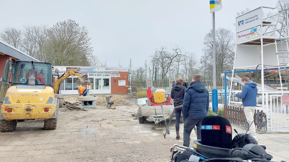Das RTL-Kamera-Team filmt Szenen der Bau-Arbeiten.