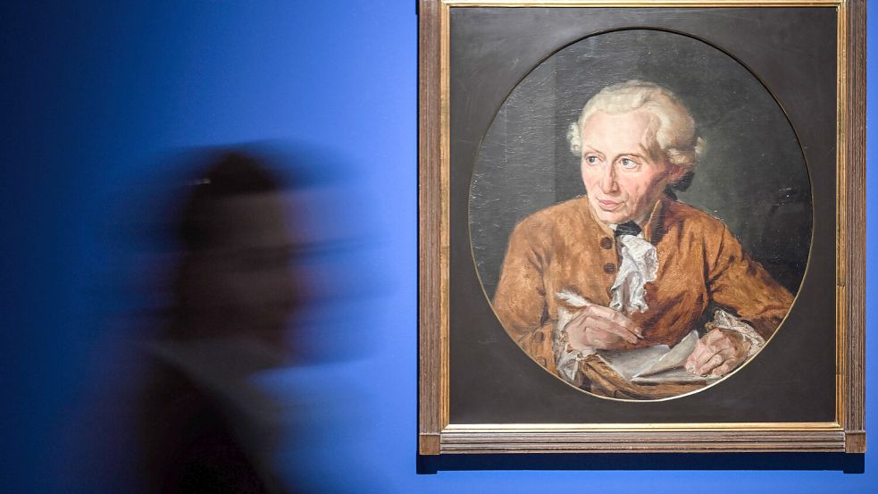 Der Philosoph schaut uns an: Eine Besucherin geht in der Ausstellung an dem Bild „Immanuel Kant am Schreibtisch“ aus dem Jahr 1872 von Johannes Haydeck vorbei. Foto: picture-alliance/dpa