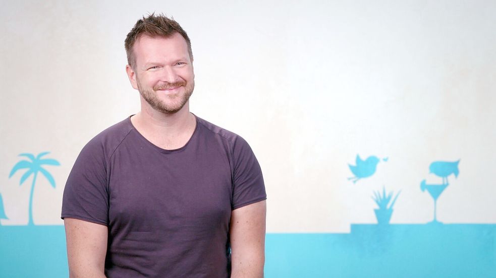 Im „First Dates Hotel“ auf Mallorca erlebt David Seidel eine Überraschung am Pool. Foto: RTL+