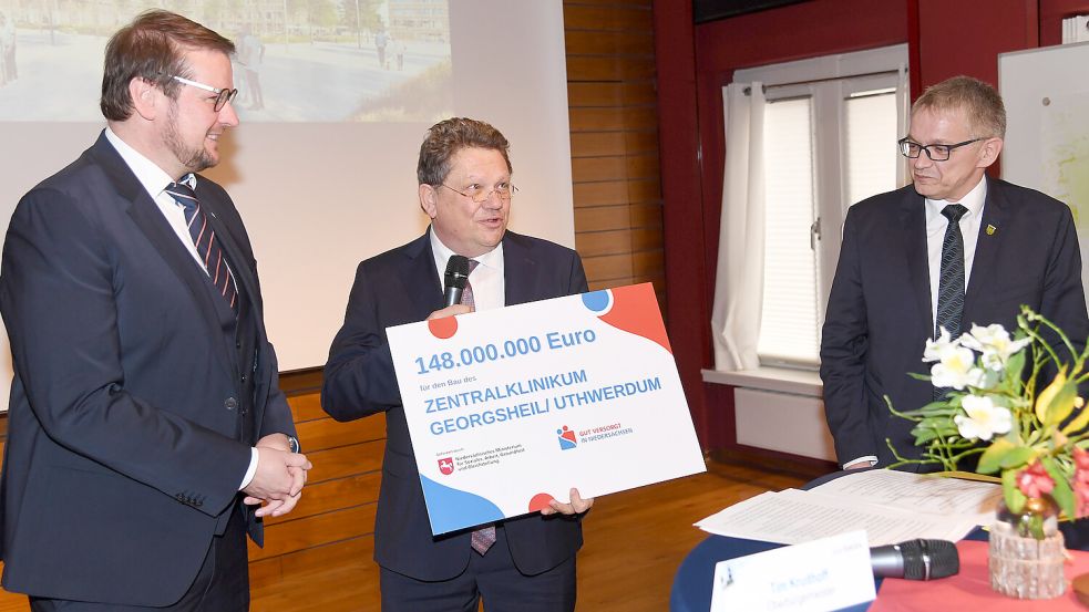 Niedersachsens Gesundheitsminister Dr. Andreas Philippi überbrachte den ersten Förderbescheid für den Bau der ostfriesischen Zentralklinik in Uthwerdum. Foto: Ellinger