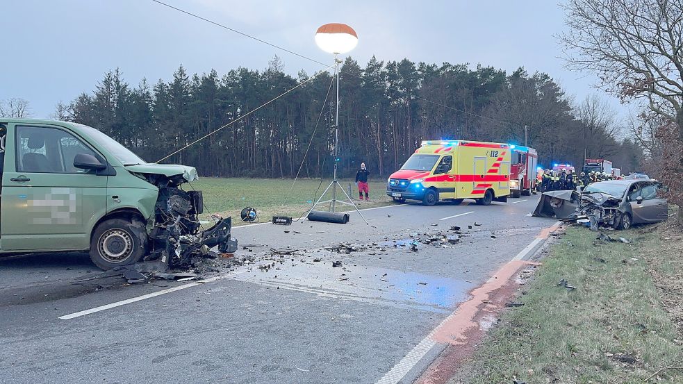 Der VW-Transporter und der Opel stießen am Montag in Brockzetel frontal zusammen. Das Ehepaar aus dem Opel überlebte den Unfall nicht. Foto: Sönke Geiken/Feuerwehr Aurich