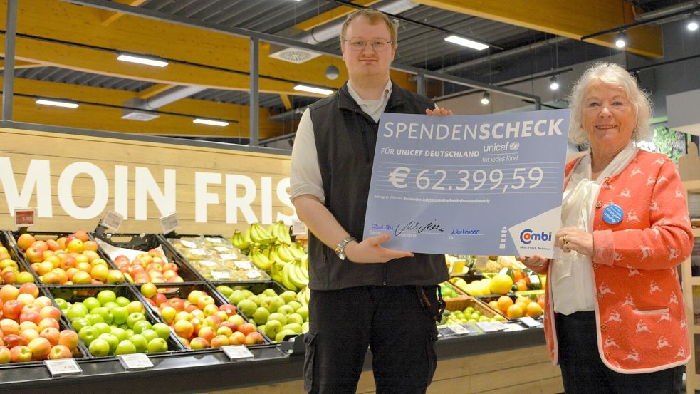 Stolze Summe: Christoph Varenhorst, Marktleiter des Combi-Verbrauchermarkt Bockhorn,, und Christiane Heider von der Unicef-Ortsgruppe Oldenburg bei der Scheckübergabe. Foto: privat