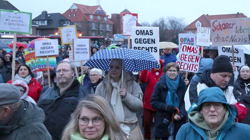 Auch bei einer Kundgebung in Wiesmoor am 11. Februar waren „Omas gegen rechts“ dabei. Foto: Archiv/Böning