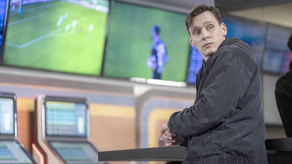 Kommissar Jan Pawlak (Rick Okon) verliert sich zwischen Spielsucht und Mafia. „Tatort: Cash“. Sonntag, 18.02., 20.15 Uhr und online. Foto: WDR/Bavaria Fiction GmbH/Thomas Kost