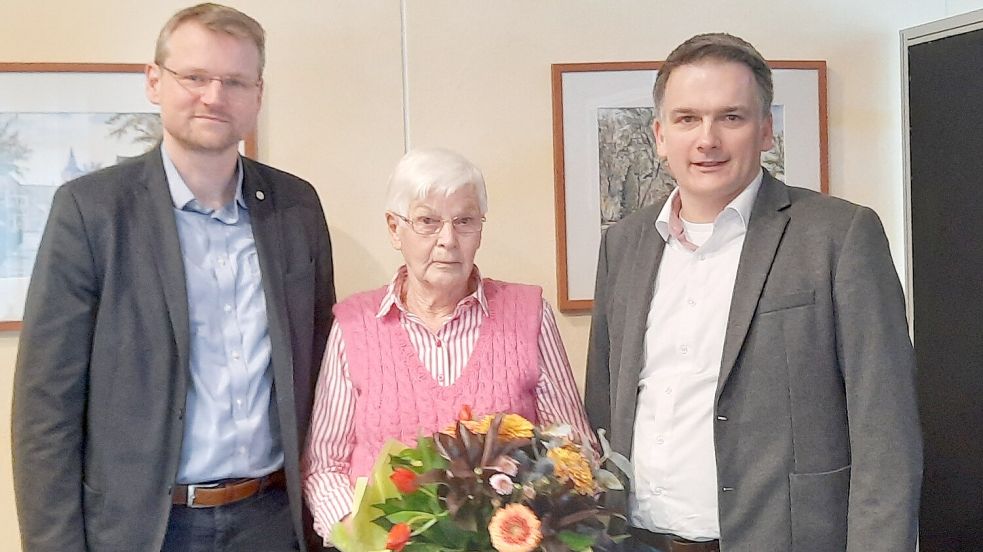 Dr. Matthias Stenger (links) und Bürgermeister Uwe Sap (rechts) verabschiedeten Marlene Rothermund. Foto: privat