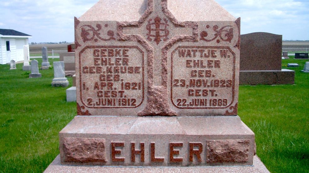 Aus dem Familiennamen Ihler wurde in Amerika Ehler. Wattje Wattjes Ihler und seine Frau Gebke wagten 1869 die Auswanderung. Sie hatten Startkapital aus dem Verkauf ihrer Werft und konnten direkt Land erwerben. Lisa Buß besuchte das Grabmal des Ehepaares. Foto: Buß