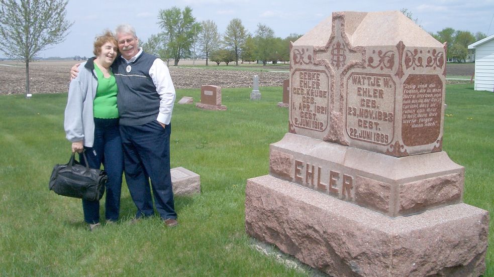 Shirley Wyatt und Russ Ehler am Grab ihrer Vorfahren. Letzterer hatte sich schon intensiv mit seiner Ahnenforschung auseinandergesetzt. Lisa Buß erhielt nach ihrem Kennenlernen 2009 umgehend einen Platz in der Genealogie. Foto: Buß