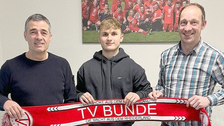 Bunde-Trainer Frank Winkler (links) und Fußballobmann Bernhard Lübbers (rechts) freuen sich über die Zusage von Corvin Braun (Mitte). Foto: privat