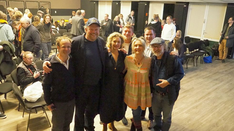 Froh, dass der neue Film gut ankam: Producer Simon Grohe, die Schauspieler Bernd Hölscher und Marie Schöneburg, Bettina Göschl, Jörg Tapper vom Café ten Cate, Bürgermeister Florian Eiben und Autor Klaus-Peter Wolf. Foto: Weiden