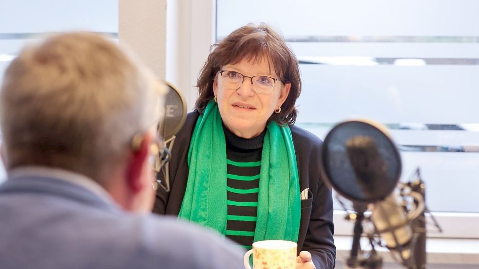 Die Emder Kulturchefin Kerstin Rogge-Mönchmeyer gilt als Erfinderin des Wintersportspektakels in der Nordseehalle. In der aktuellen Folge von „Eiszeit Emden - Der Podcast“ zieht sie eine erste Bilanz der sechsten Auflage. Foto: Hock