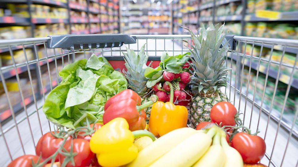 Teure Lebensmittel: Im vergangenen Jahr war die Belastung der Menschen durch die Inflation trotz eines Rückgangs vergleichsweise hoch. Foto: Sebastian Kahnert/dpa