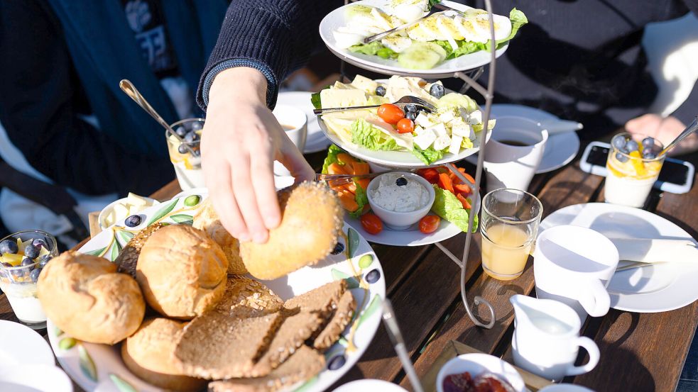 Brötchen dürfen bei einem ausgiebigen Frühstück nicht fehlen. Foto: Jonas Walzberg/dpa