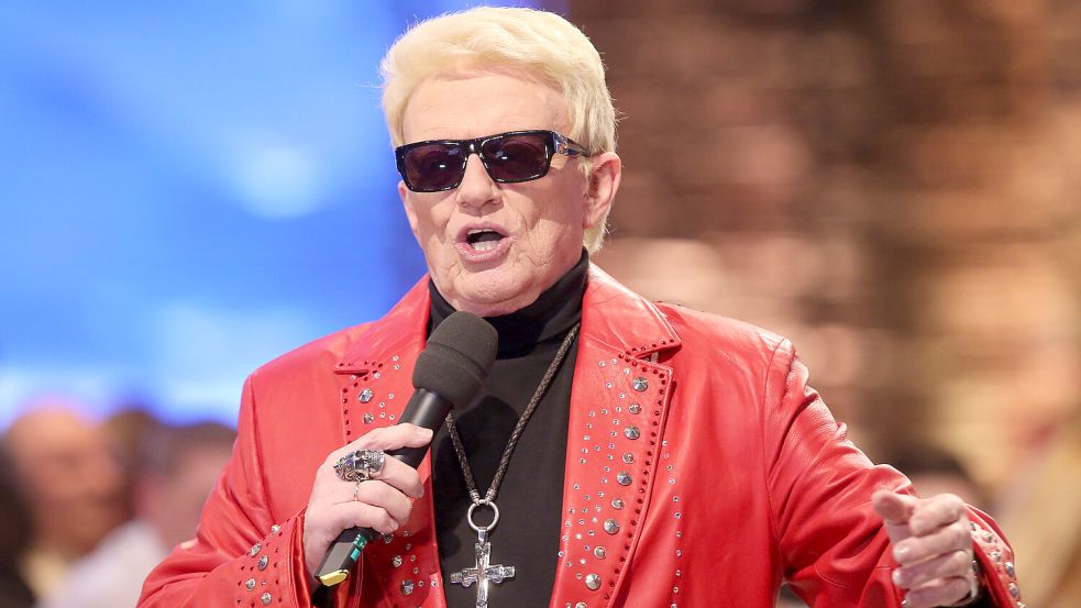Der Schlagersänger Heino tritt mit seiner Band am 1. Juni in Ramsloh auf. Foto: Schackow/DPA