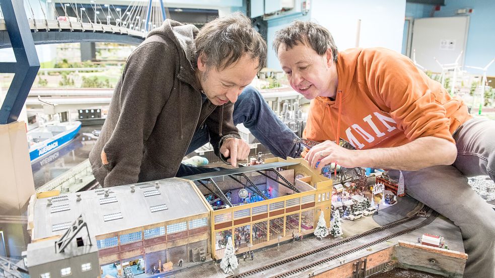 Seit ihrer Kindheit sind die Zwillingsbrüder Frederik (rechts) und Gerrit Braun ein eingespieltes Team. Im Interview verraten sie, ob sie sich früher auch mal um ihr Spielzeug gestritten haben. Foto: dpa/Daniel Bockwoldt