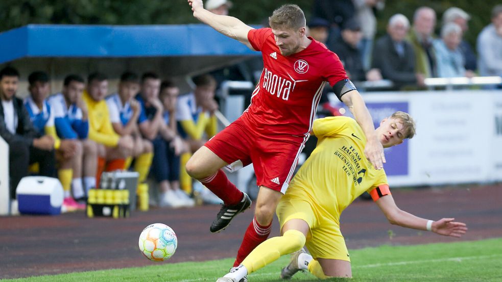 Wer darf am Ende der Saison die Meisterschale in die Luft recken? Aktuell führt der TV Bunde um Kapitän Eike Schmidt (links) die Bezirksliga-Tabelle vor Germania Leer um Kapitän Nick Kaßmann an. Foto: Doden, Emden