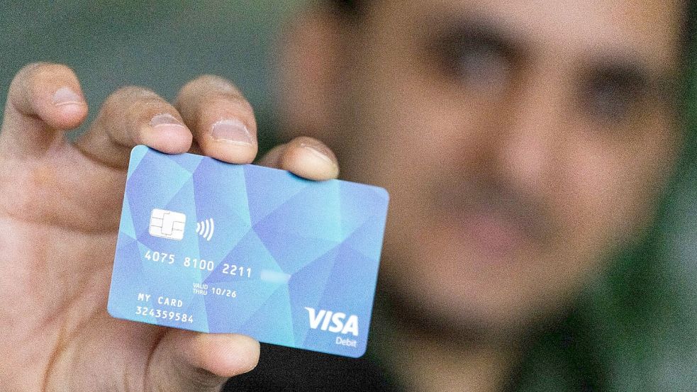 Statt Bargeld sollen Flüchtlinge in Deutschland bald bundesweit eine Bezahlkarte bekommen. Foto: Philipp von Ditfurth/dpa