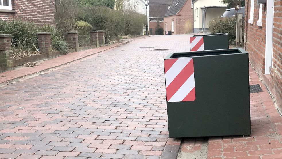 Da standen sie noch: zwei der etwa zehn Blumenkübel, die nur wenige Tage lang die Straße Brückhörn im Emder Stadtteil Uphusen "schmückten". Foto: H. Müller