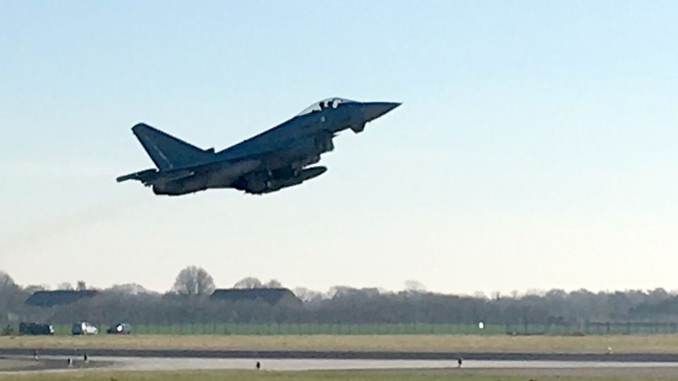 Ein Eurofighter startet auf dem Flugplatz Wittmundhafen. Foto: Oltmanns/Archiv